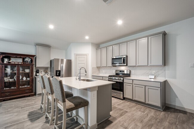 Building Photo - 607 Hidden Brk Dr