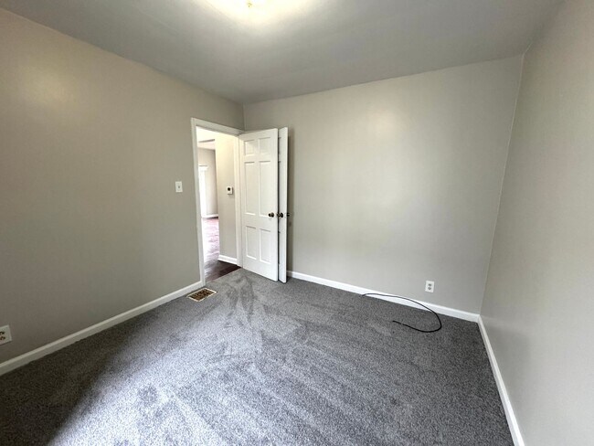 Building Photo - Near Eastside 3 Bedroom 1 Bath