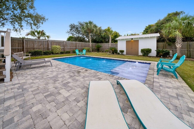 Building Photo - 501 Dolphin St