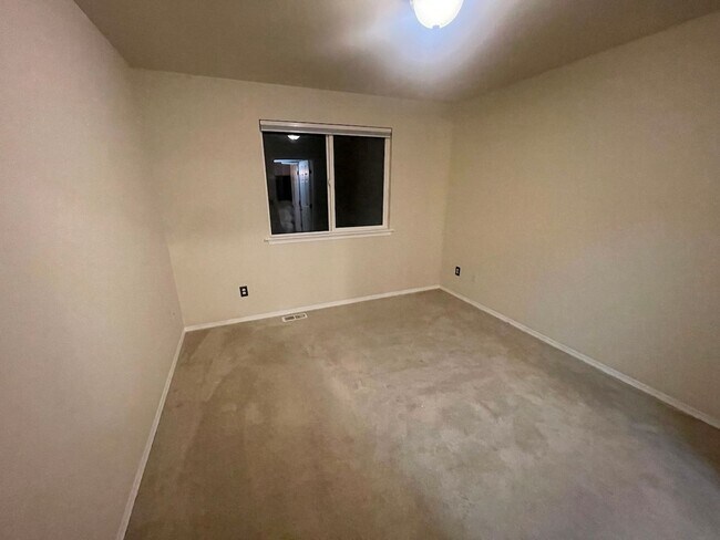 Building Photo - Spacious 4 Bedroom Home for Rent in Lake S...