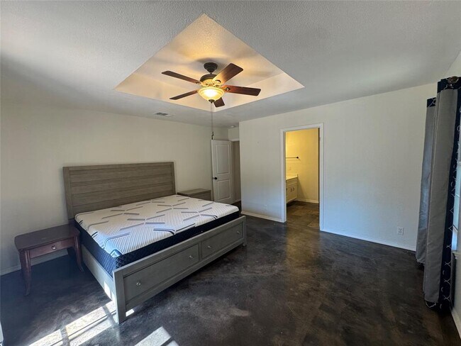 Building Photo - 1045 Hidden Hills Dr