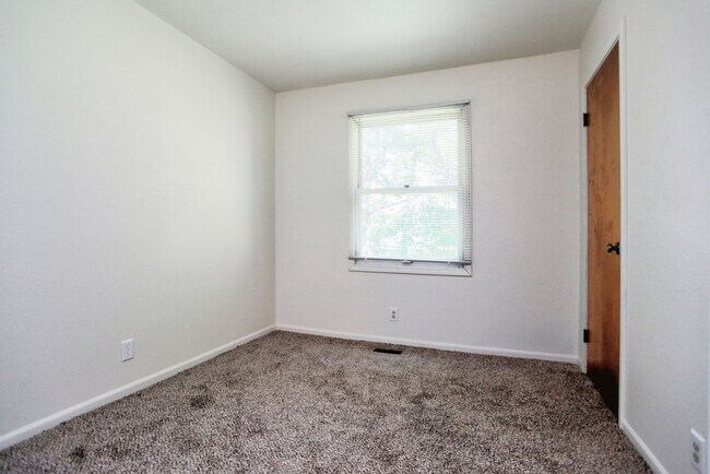 Building Photo - Holland Northside Two Bedroom
