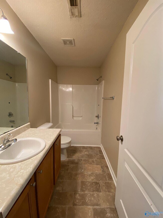 Building Photo - 208 Glen Meadows Ln