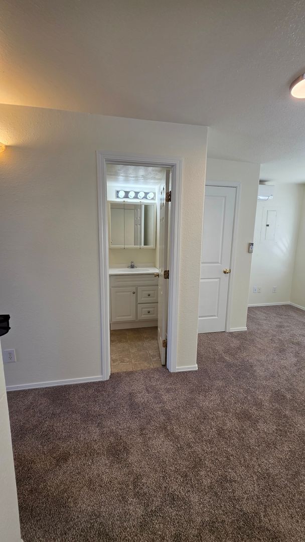 Building Photo - $1111 | 1BR/1BA | Cozy Lower Duplex Unit in Fountain Valley