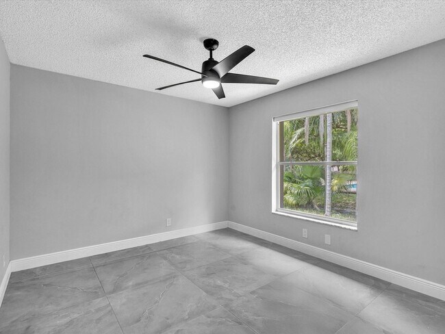Building Photo - 10434 NW 6th Ct