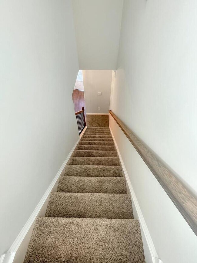 Building Photo - House 4 Beds 3.5 Baths