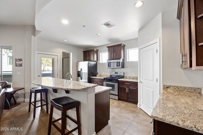 Building Photo - 945 E Playa Del Norte Dr
