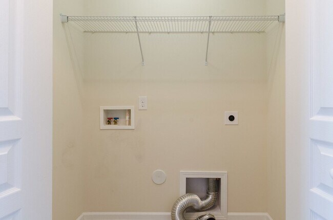 Building Photo - "Charming 3-Bedroom Home with 2 Full Baths in Beautiful Belmont!"