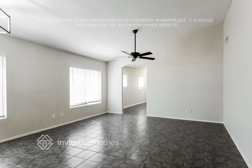 Building Photo - 2237 E Aire Libre Ave
