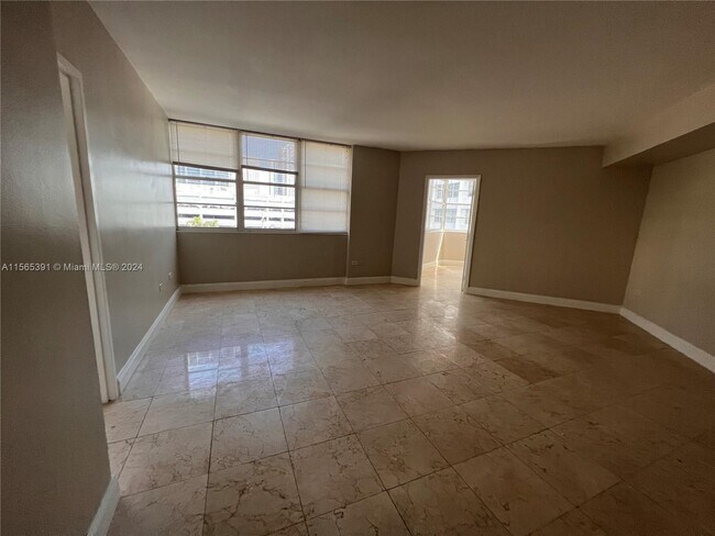 Building Photo - 825 Brickell Bay Dr