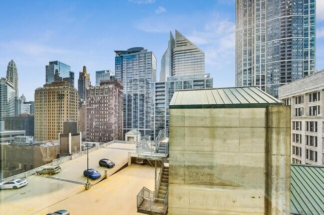 Building Photo - 8 E Randolph St