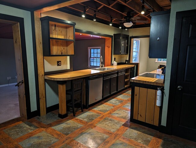 Building Photo - Spacious 4 Bed 2.5 Bath Home