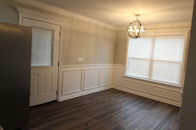 Building Photo - 3 Bedroom in Magnolia Gardens Available Now!