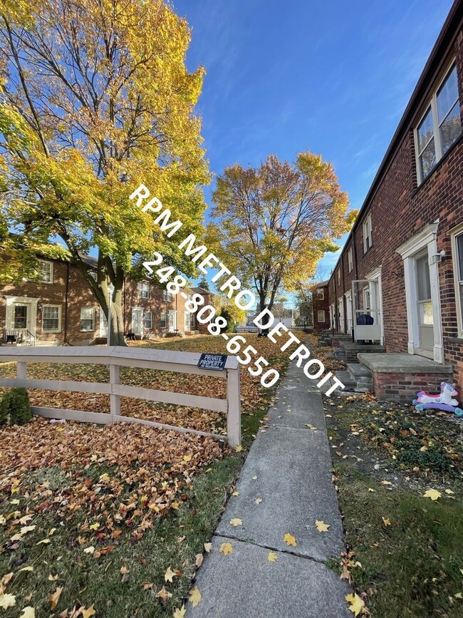 Building Photo - Move in Ready Brick Condo in Dearborn.