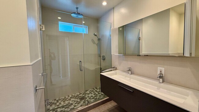 Building Photo - Updated 4BR/2BA Single Family Home in Cove...