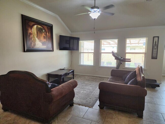 Building Photo - 300 Briar Park Dr