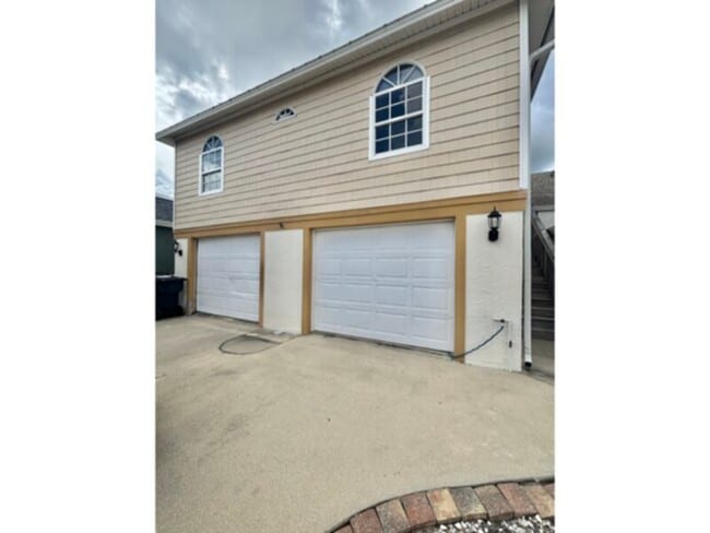 Building Photo - Available Now! 3 Bedroom, 2 Bath. Furnishe...