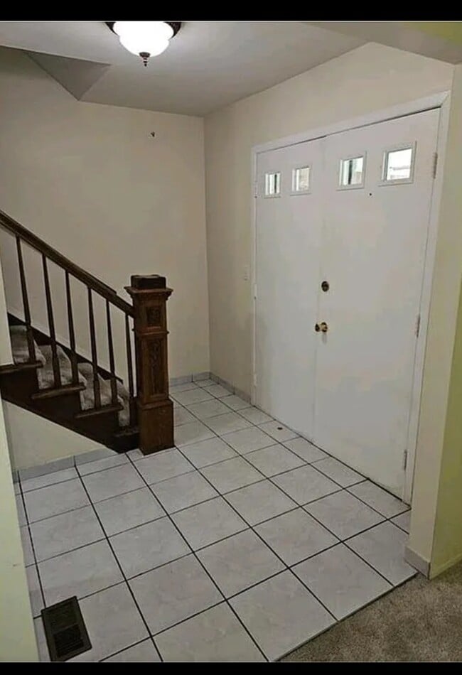 Building Photo - 1446 Shaker Dr