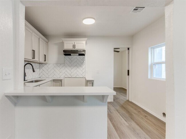 Building Photo - 1330 NE 7th St