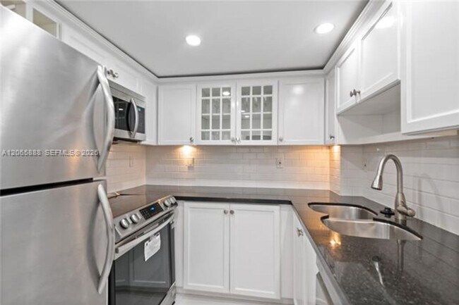 Building Photo - 1621 Collins Ave