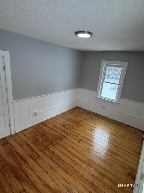 Building Photo - 122 River Rd