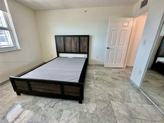 Building Photo - 1155 Brickell Bay Dr