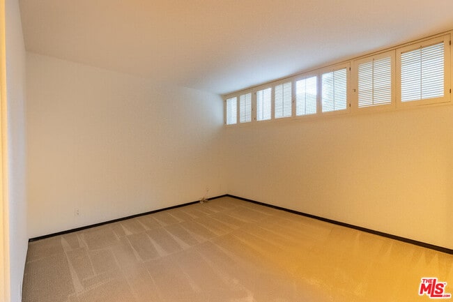 Building Photo - 833 Moraga Dr