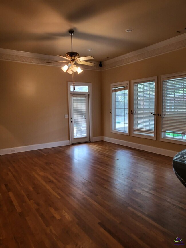Building Photo - 406 Royal Crest Cir