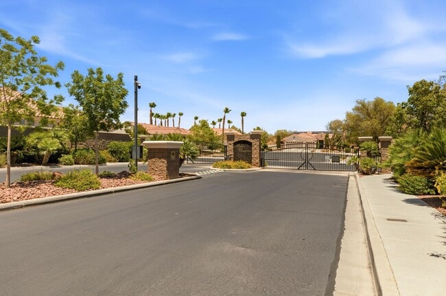 Building Photo - Beautiful Remodeled Single-Story Home W/ Pool in Southern Highlands