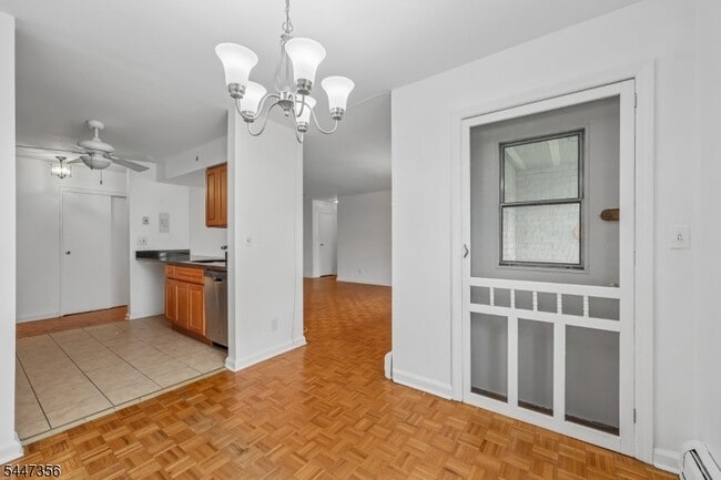 Building Photo - 135 S Maple Ave
