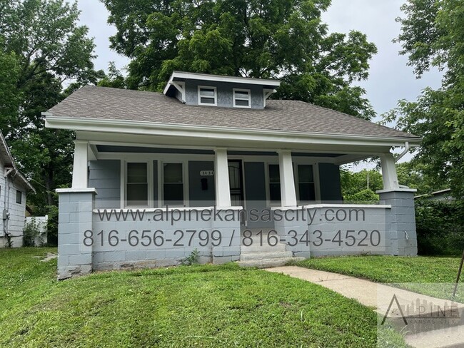 Primary Photo - Spacious Upstairs Loft with Bathroom!
