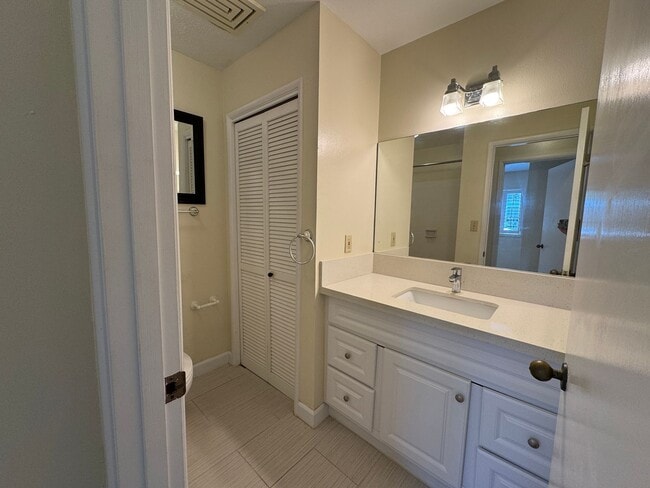 Building Photo - 2 bedroom 2 bath condo located in Hokulani in Kailua