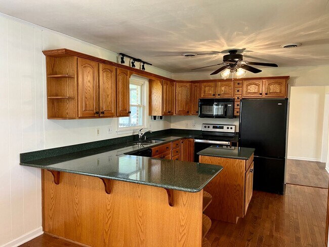 Building Photo - Large home in convent Blacksburg location