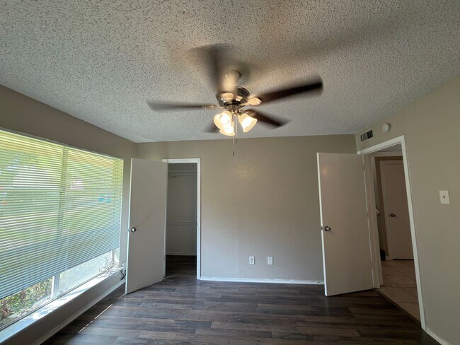 Building Photo - 358 Valley Park Dr