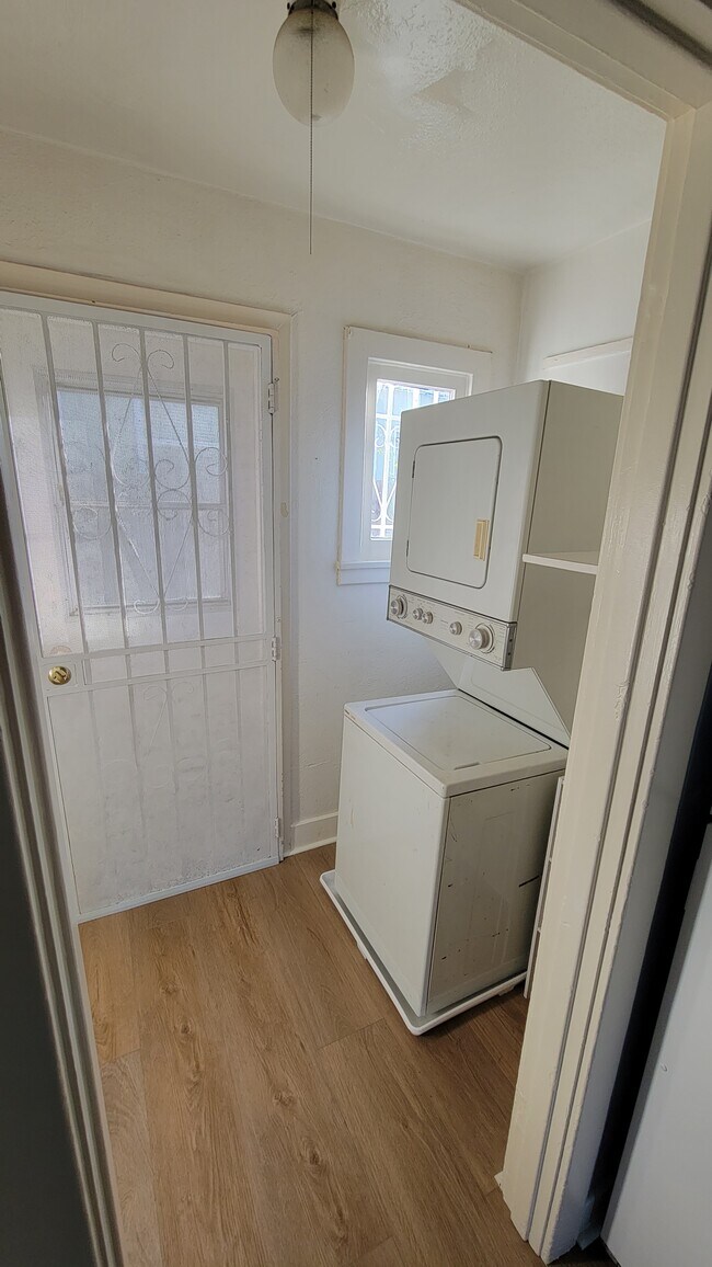 Building Photo - 1908 Stoner Ave