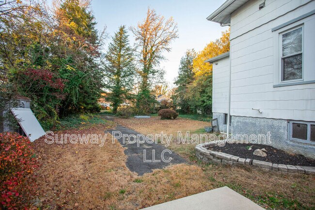 Building Photo - 5753 Rogers Ave