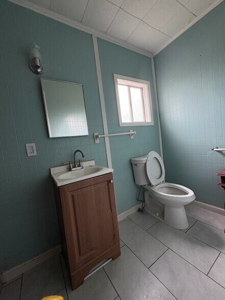 Lavatory - 134 Roberts St