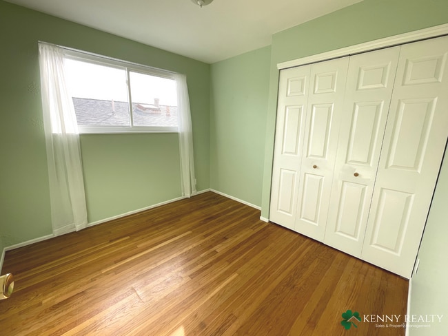 Building Photo - Large Five Bedroom, Three Bathroom with In...