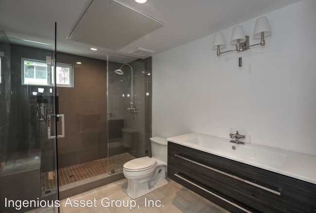 Interior Photo - 1105-1109 Alta Loma Rd