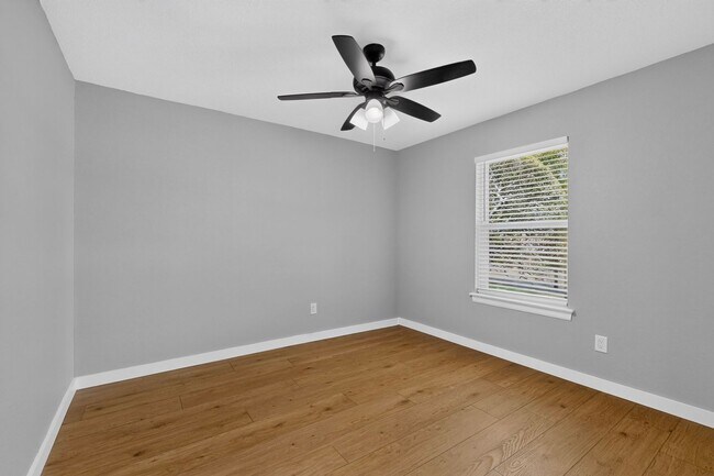 Building Photo - 215 Aspenway Dr