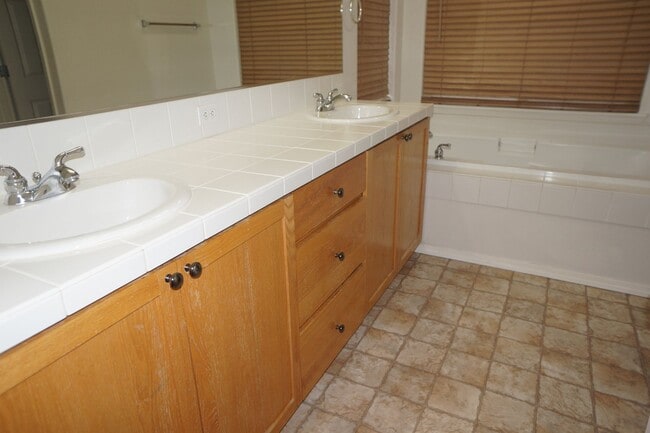 Building Photo - 4 bedroom Orenco Garden pet friendly house