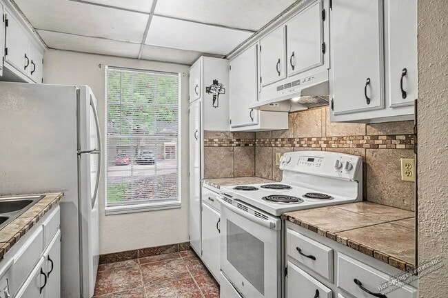 Building Photo - Two level Townhome in DeSoto Courts