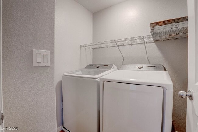 Building Photo - 7701 W Robindale Rd