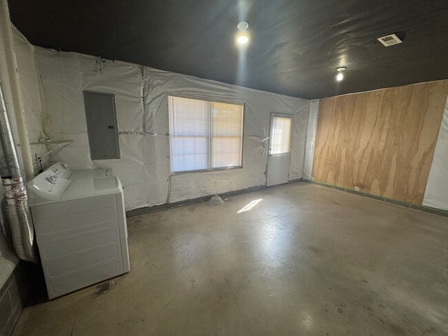 Building Photo - End Unit Townhouse With Garage and Unfinis...