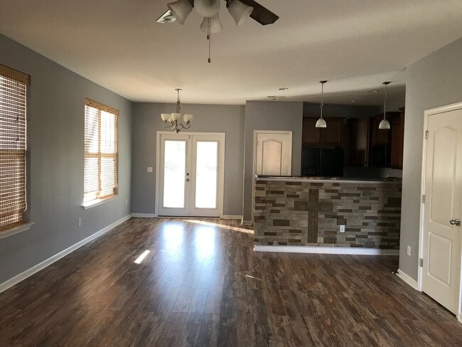 Building Photo - 4 bedroom, 2.5 bath centrally located in T...
