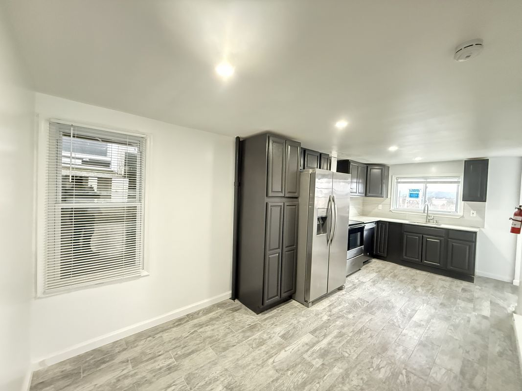 Building Photo - 735 Main St