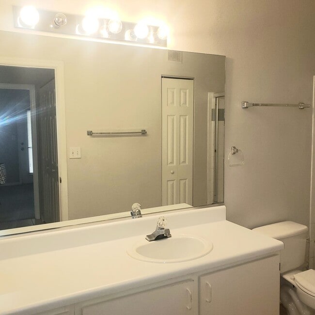 Building Photo - Water view! great 2nd floor 1bed/1bath in desirable Pinnacle at Carrollwood condo