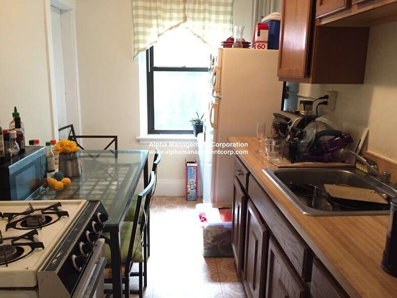 Building Photo - 349 Pleasant St