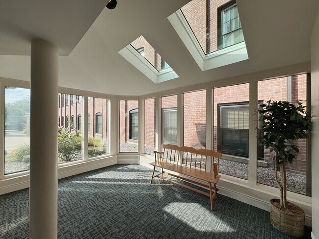 Building Photo - 21 Linden St
