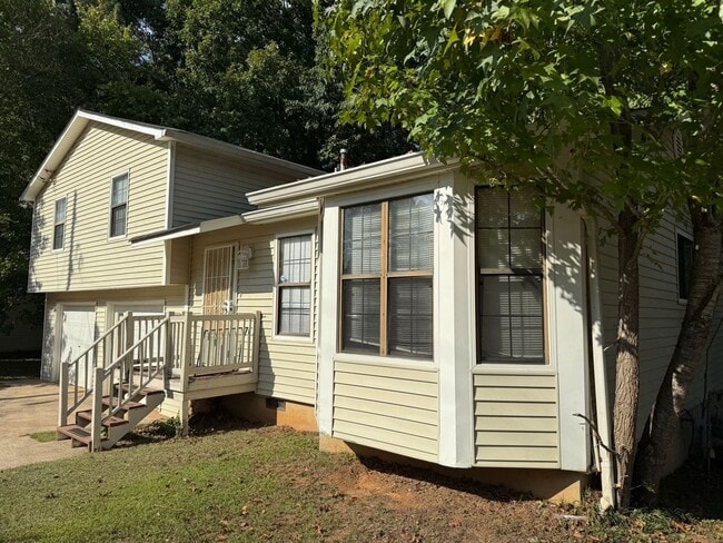 Building Photo - Great Split Level in Quiet Neighborhood!